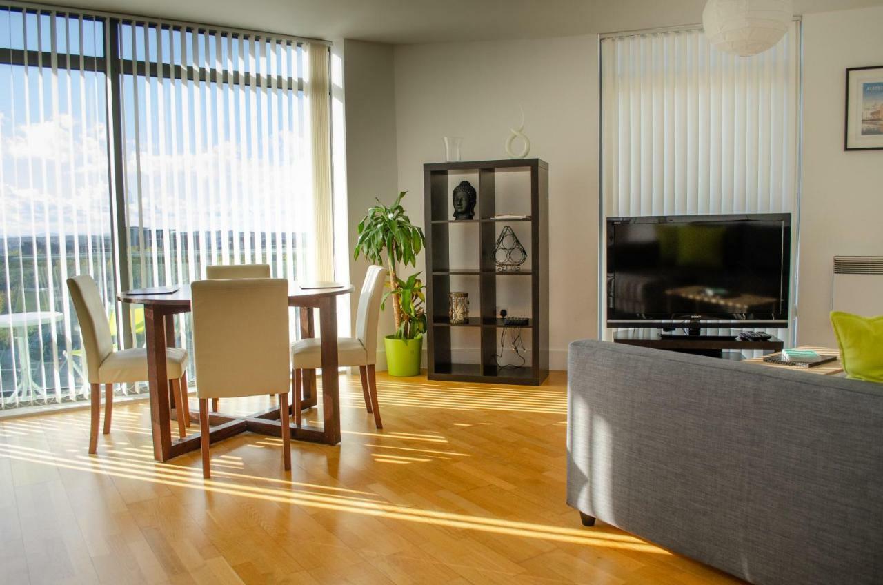 Serviced Apartment In Liverpool City Centre - Free Parking - Balcony - By Happy Days Eksteriør bilde